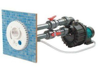 Sistema di getti per piscina con pompa e componenti idraulici, montato su piastrelle blu.