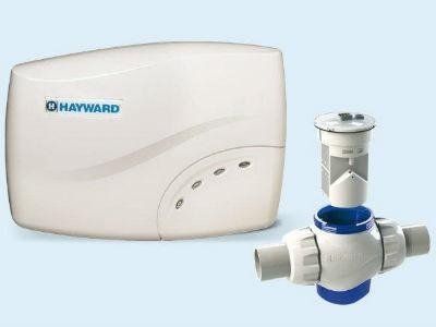 Attrezzatura per piscina White Hayward, tra cui un'unità di controllo e una valvola multiporta.
