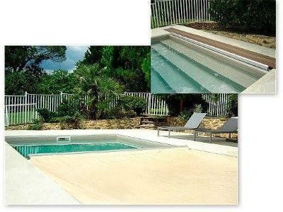 Piscina con copertura automatica. Nelle vicinanze sono presenti gradini e sedie a sdraio.