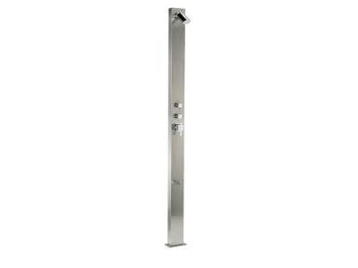 Doccia esterna in acciaio inox con soffione e manopole di controllo.