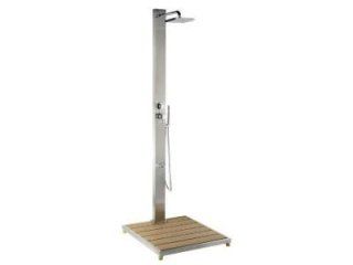 Doccia da esterno in acciaio inox con base in legno. Dotata di soffione e doccetta manuale.