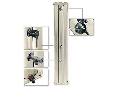Doccia esterna con vari comandi per l'acqua, beige. Include soffione, rubinetto e attacco per tubo flessibile.