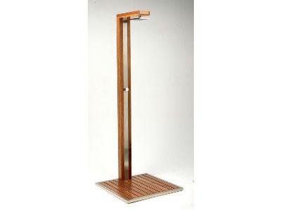 Doccia da esterno con struttura in legno e componenti in acciaio inox.