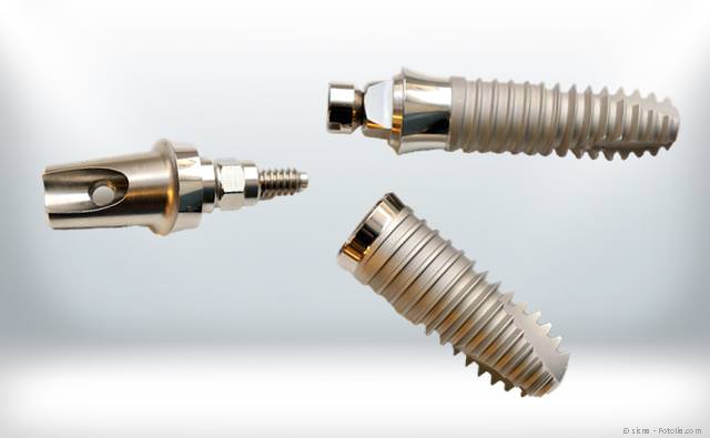 Die meisten der heute verwendeten Implantate bestehen aus dem Metall Titan. Es gibt aber auch Implantate aus Keramik. Die meisten der heute verwendeten Implantate bestehen aus dem Metall Titan. Es gibt aber auch Implantate aus Keramik.