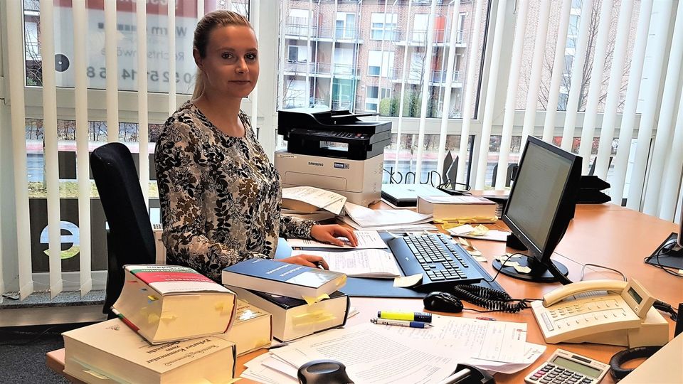 So sieht der Arbeitsplatz unserer Rechtspraktikantin Jessica Scislowski, Warm & Kollegen Rechtsanwälte, Paderborn aus.