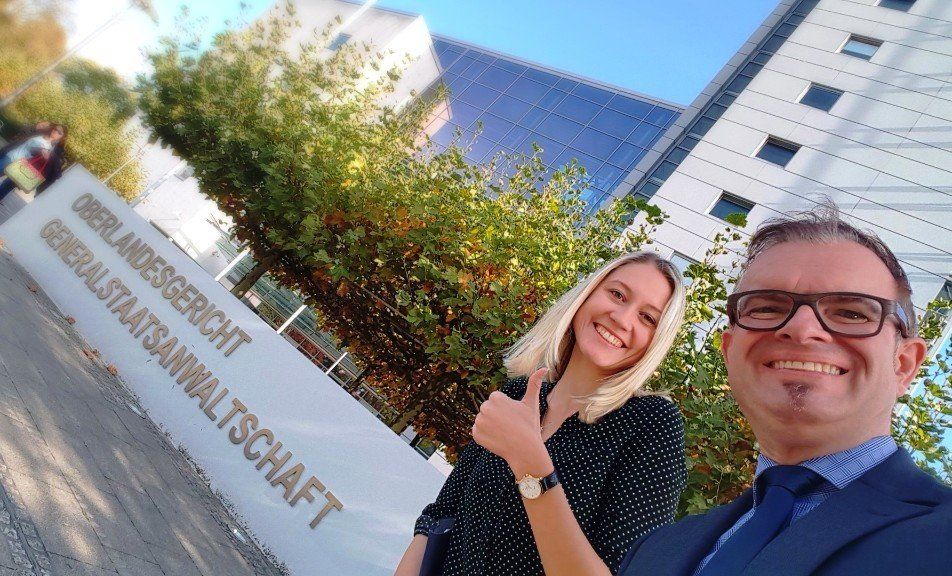 Rechtsanwaltskanzlei Warm & Kollegen in Paderborn mit Rechtspraktikantin und Rechtsanwalt for dem Gerichtsgebäude des OLG Hamm