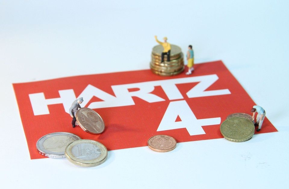 Vereinbarungen , die den Anspruch auf Mindestlohn unterschreiten oder seine Geltendmachung beschränken oder ausschließen, sind unwirksam. Diese Regelung hat auch Auswirkungen auf die Entgeltfortzahlung im Krankheitsfall. Foto: Wilfried Pohnke; Mitgeteilt von Rechtsanwalt / Fachanwalt für Steuerrecht / Fachanwalt für Arbeitsrecht Martin J. Warm, Paderborn (www.warm-rechtsanwaelte.de) 