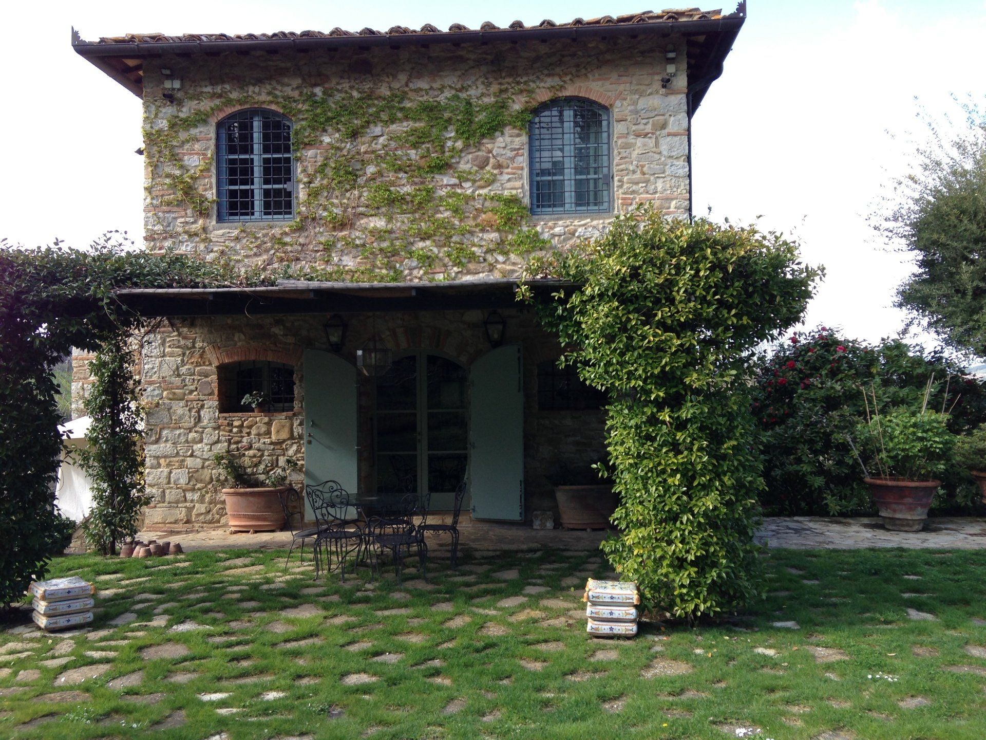 casa in pietra con pergolato in legno