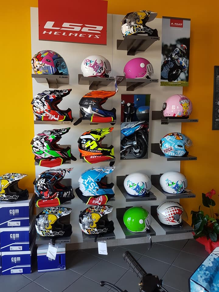 esposizione caschi