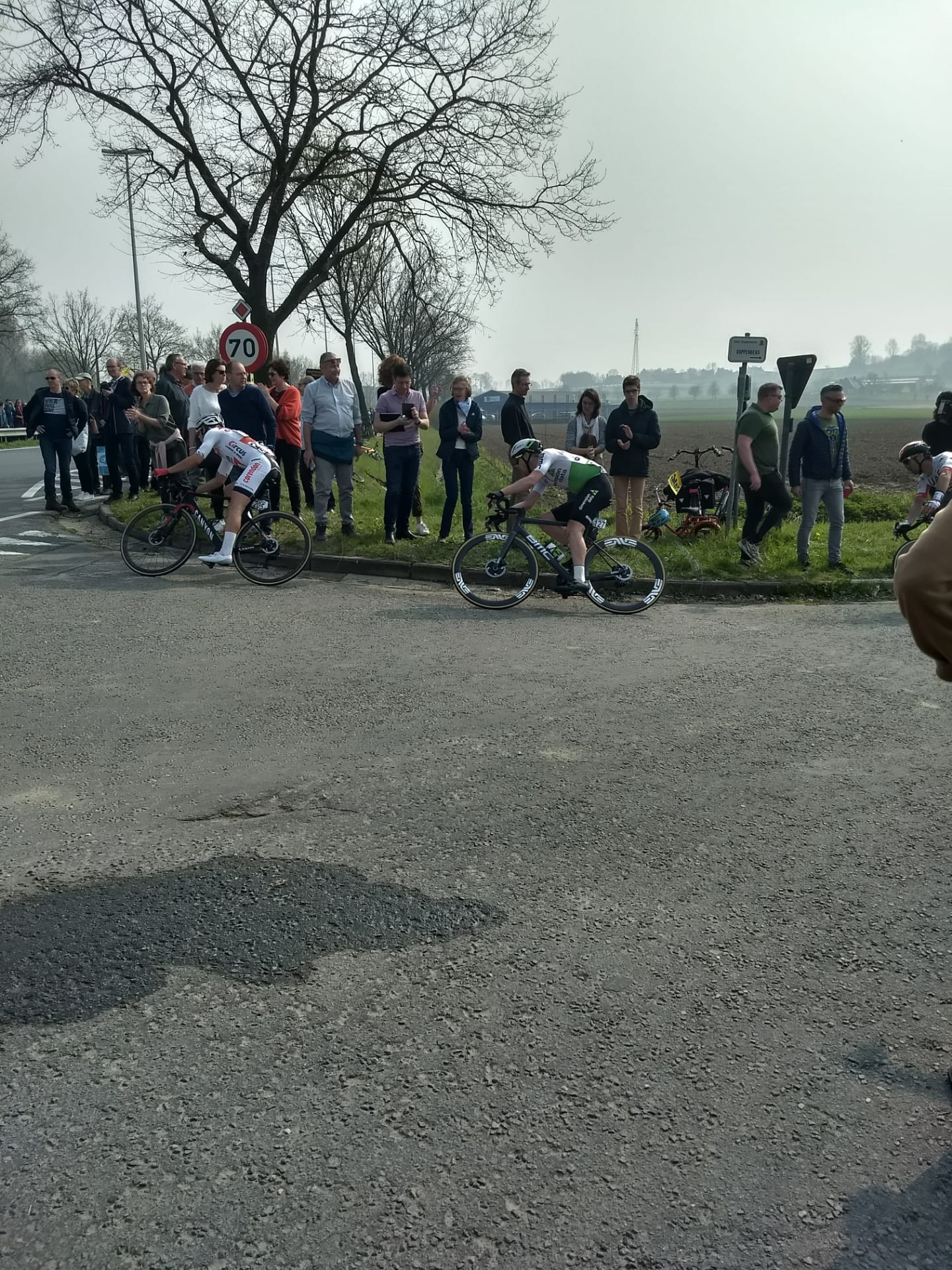 De wielrenners toejuichen tijdens de Ronde Van Vlaanderen.