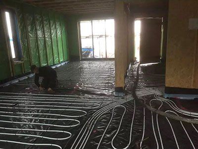 Self-leveling screed