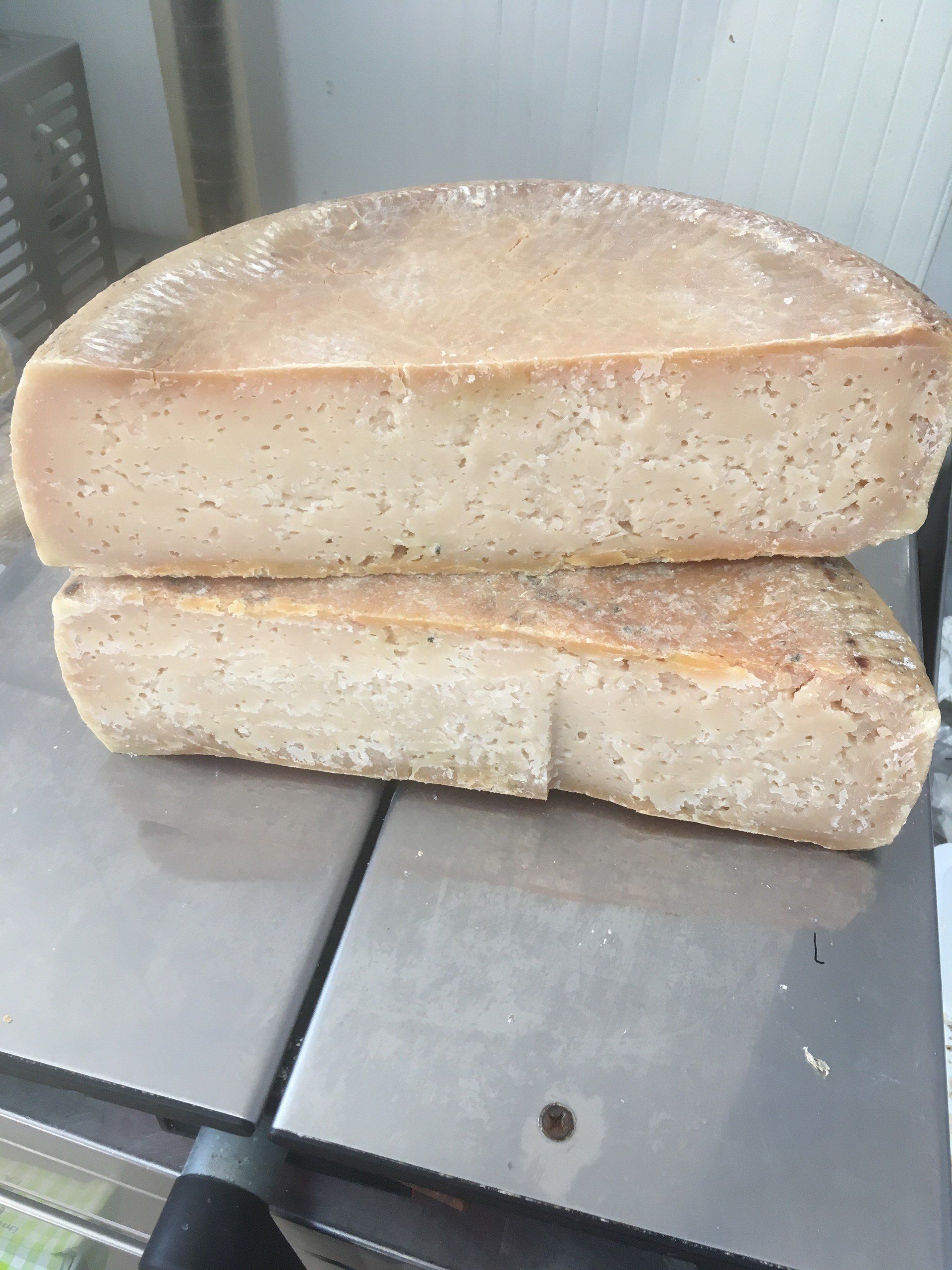 metà