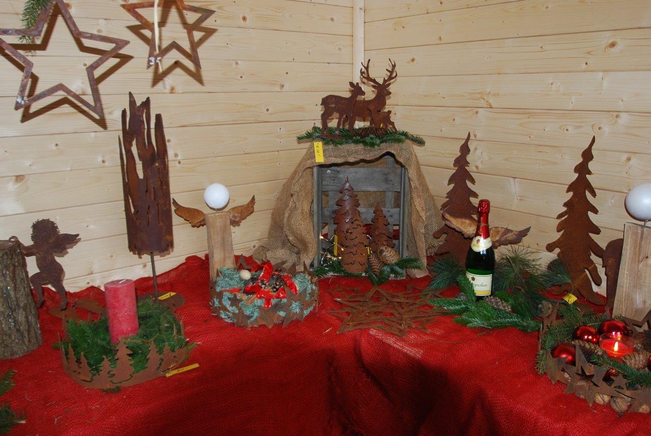 Ein Tisch mit Weihnachtsdekoration und einer Flasche Wein darauf