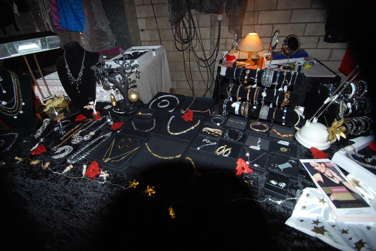 Ein Tisch mit viel Schmuck darauf