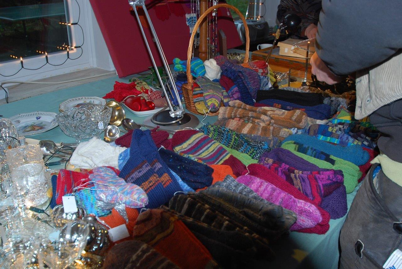 Ein Tisch mit einem Haufen Stricksachen darauf