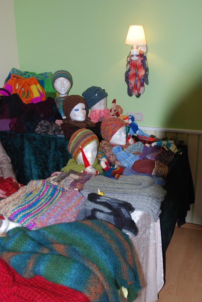 Ein Raum voller Stricksachen und einer Lampe.