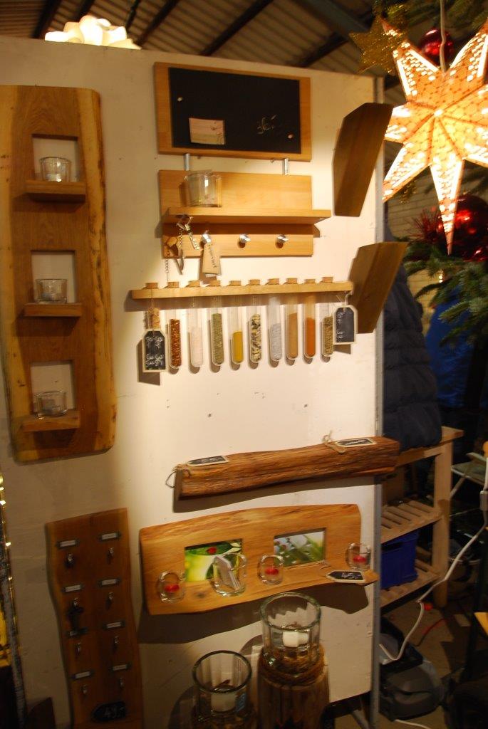 Eine Wand mit Holzregalen und einem Stern darauf