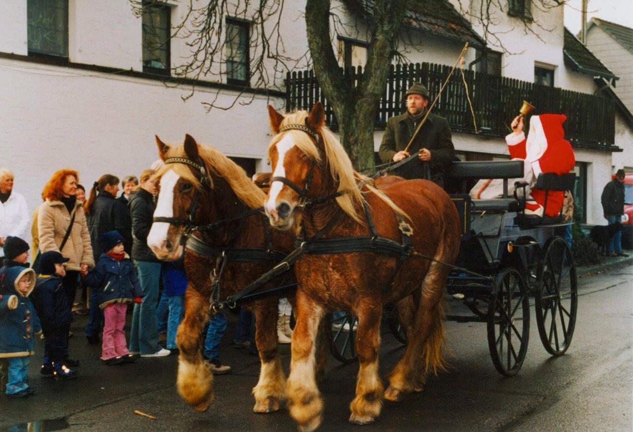 Eine Pferdekutsche mit dem Weihnachtsmann darin