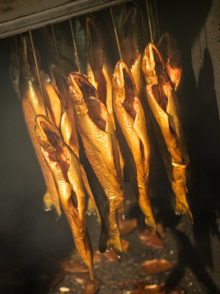 Geräucherter Fisch am Spieß