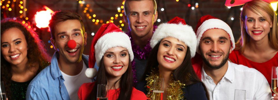 junge Kollegen auf einer Weihnachtsfeier
