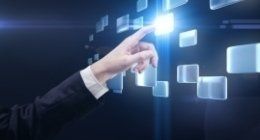 mano che tocca dei tasti di luce