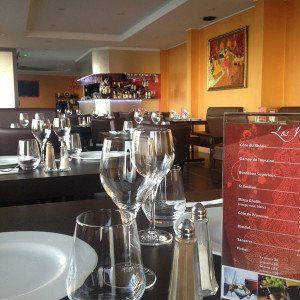 Un restaurant avec un menu et des verres à vin sur la table