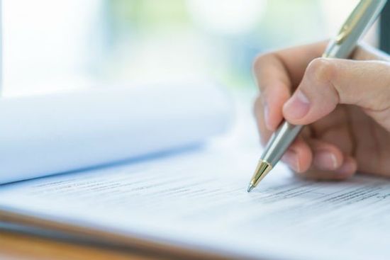 mano che scrive con una penna