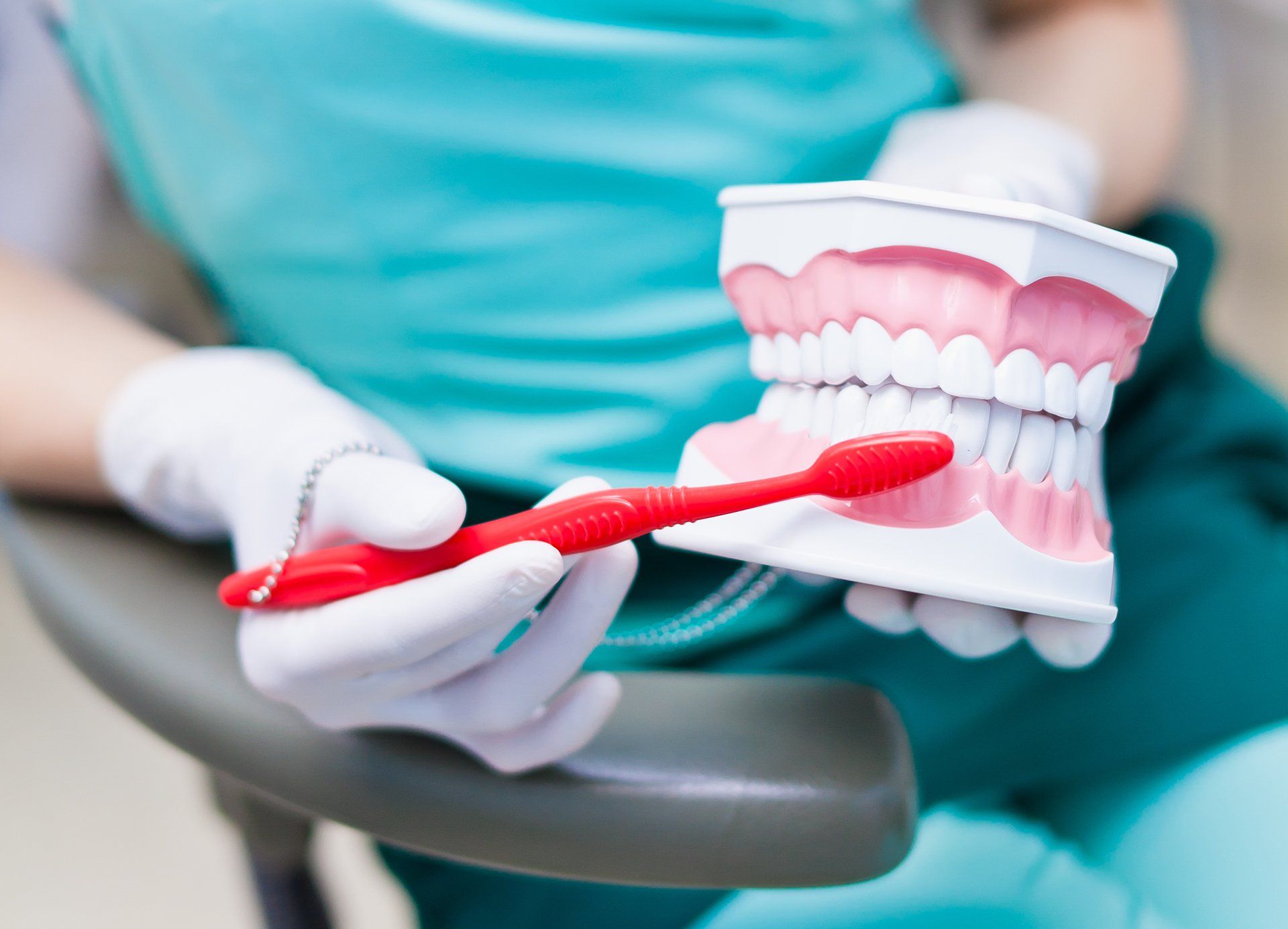 odontotecnico con dentiera in mano