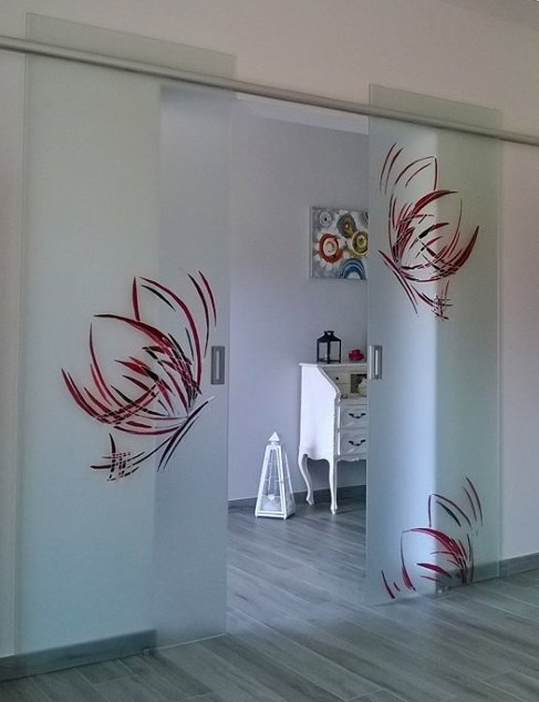 Bambina e porta a vetri