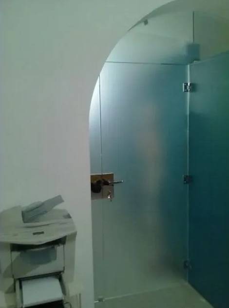 Porta in vetro in ufficio