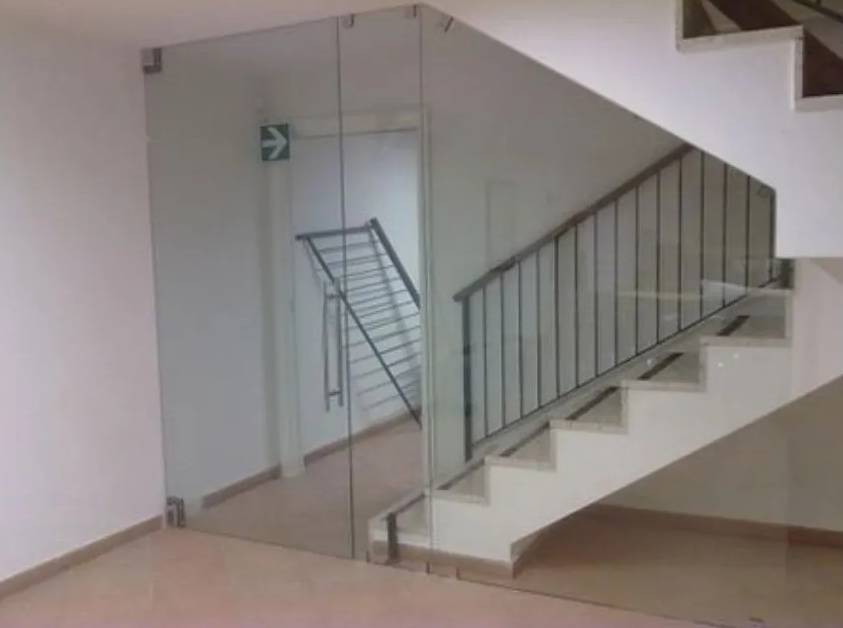 Porta in vetro e scala