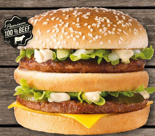 Grote burger met sesamzaadbroodje, twee runderburgers, kaas, augurken, sla en saus.