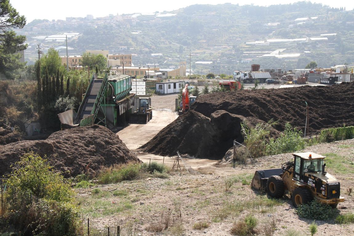 Area esterna dell'impianto con macchinari in funzione