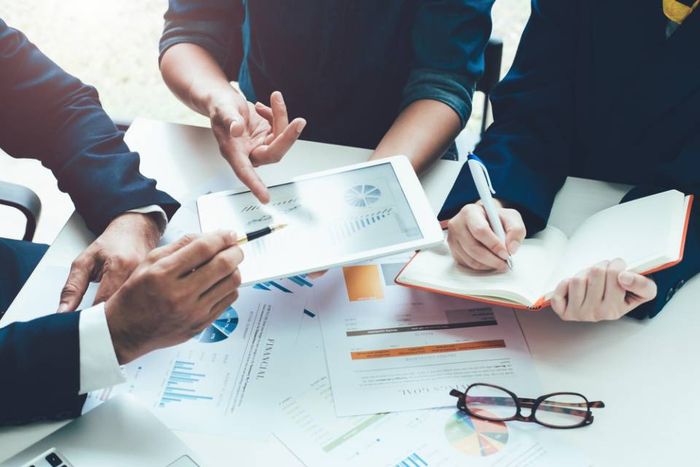 Un team di professionisti al lavoro sulla gestione della contabilità