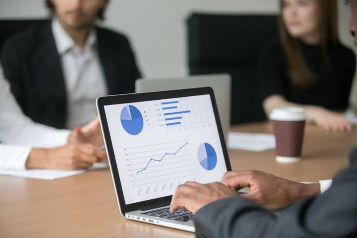 Un team di commercialisti riunito per discutere un piano di consulenza aziendale