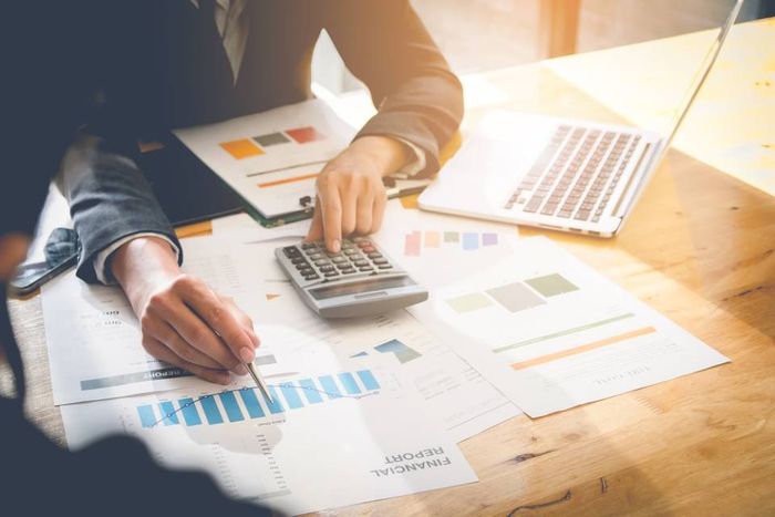 Un commercialista che espone un piano di contabilità a un cliente
