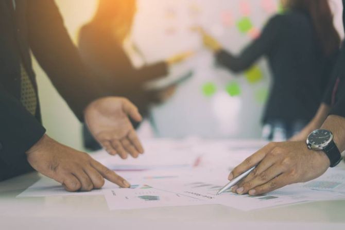 Professionisti al lavoro a un piano di consulenza aziendale