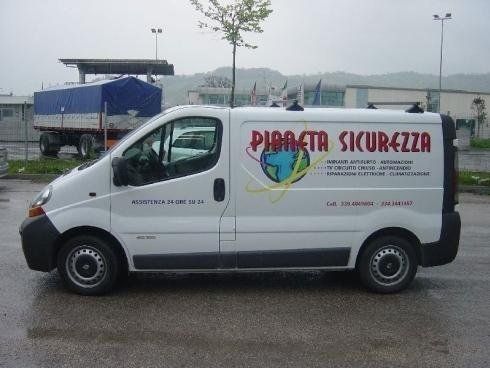 Furgone con messaggio pubblicitario
