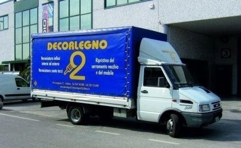 Camion con telone decorato