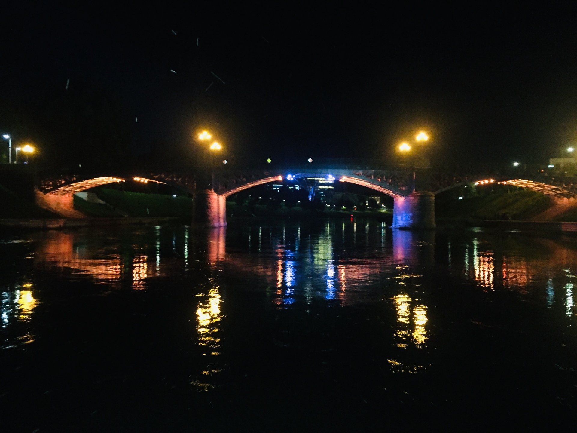 Naktinė Vilniaus panorama plaukiant laivu Nerimi