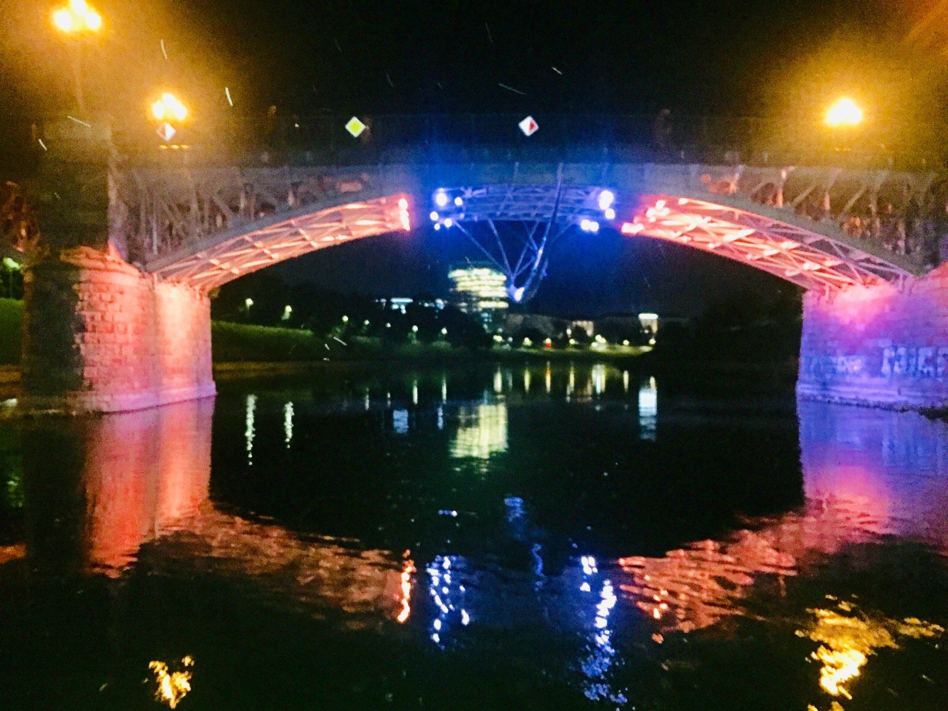 Naktinė Vilniaus panorama plaukiant Nerimi