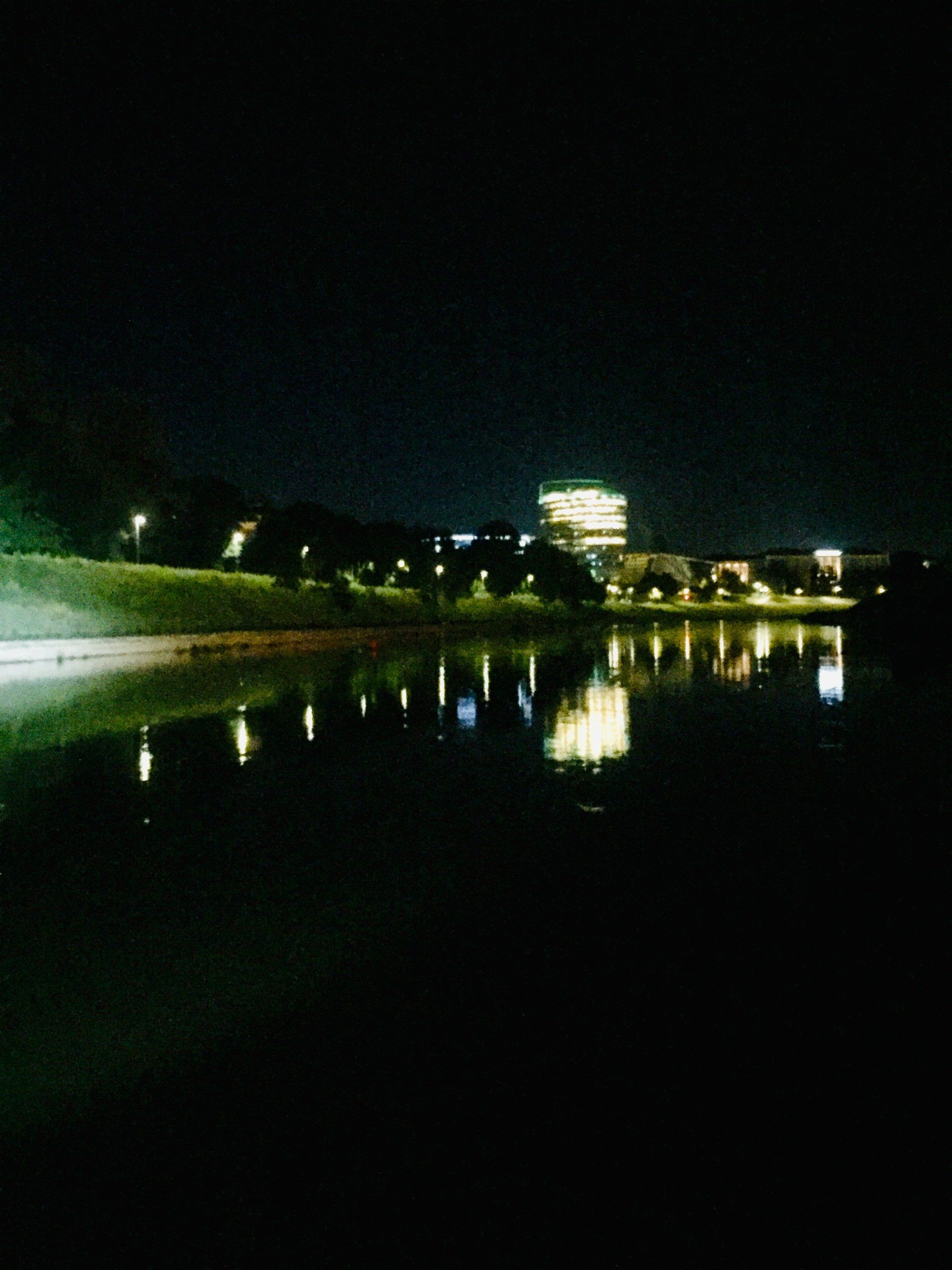 Naktinė Vilniaus panorama plaukiant laivu Nerimi