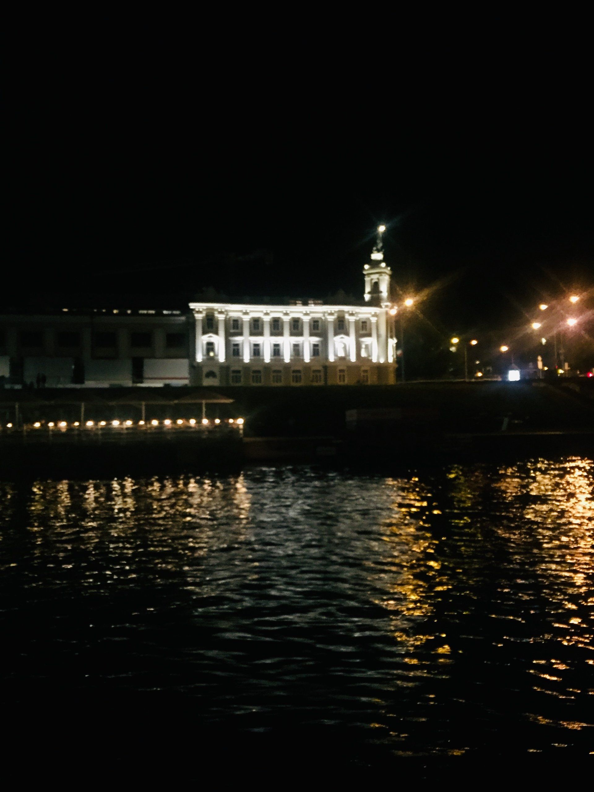 Naktinė Vilniaus panorama plaukiant laivu Nerimi