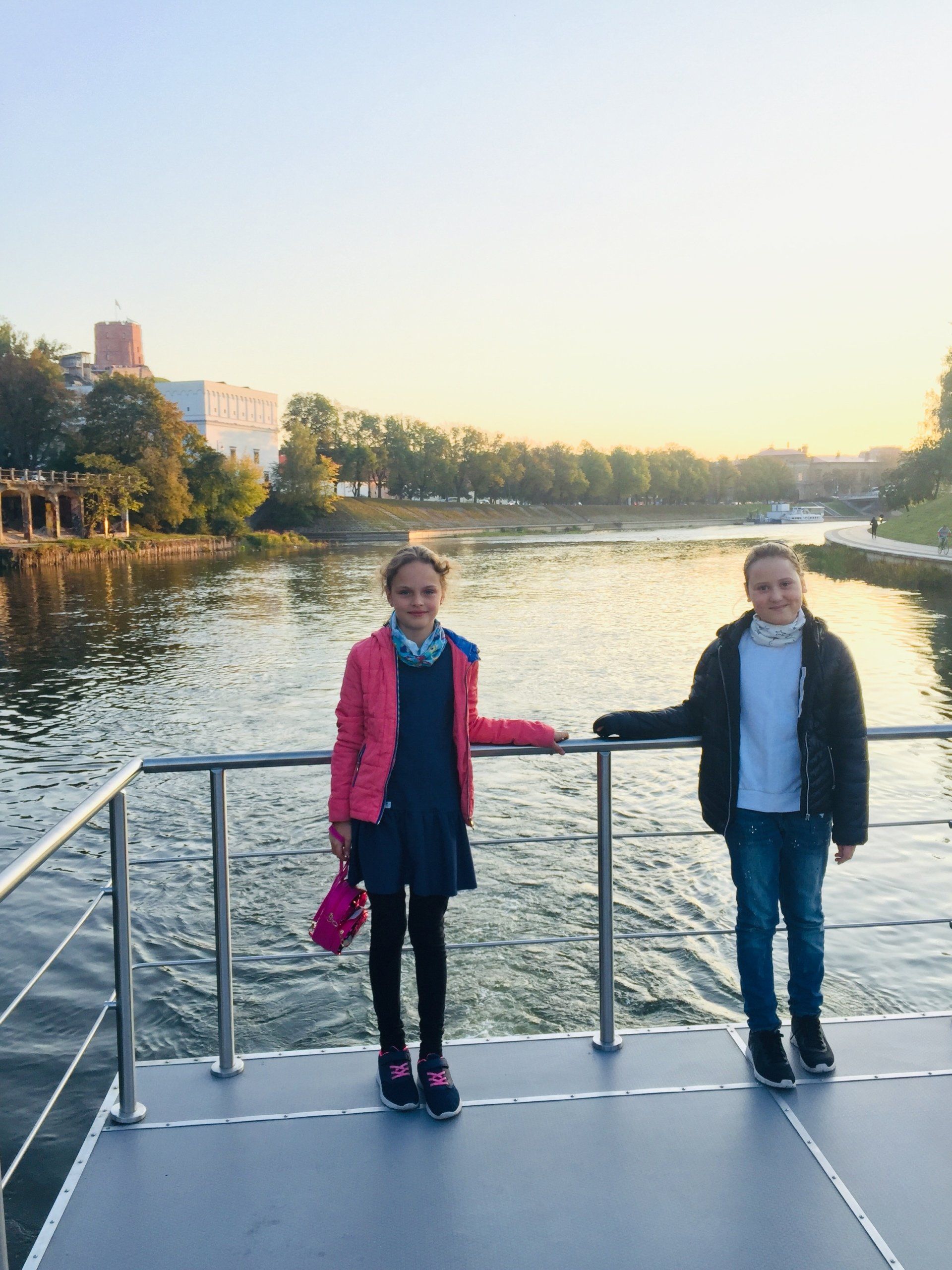 Pramoginis plaukimas Nerimi grožintis Vilniaus miesto panarama iš vandens