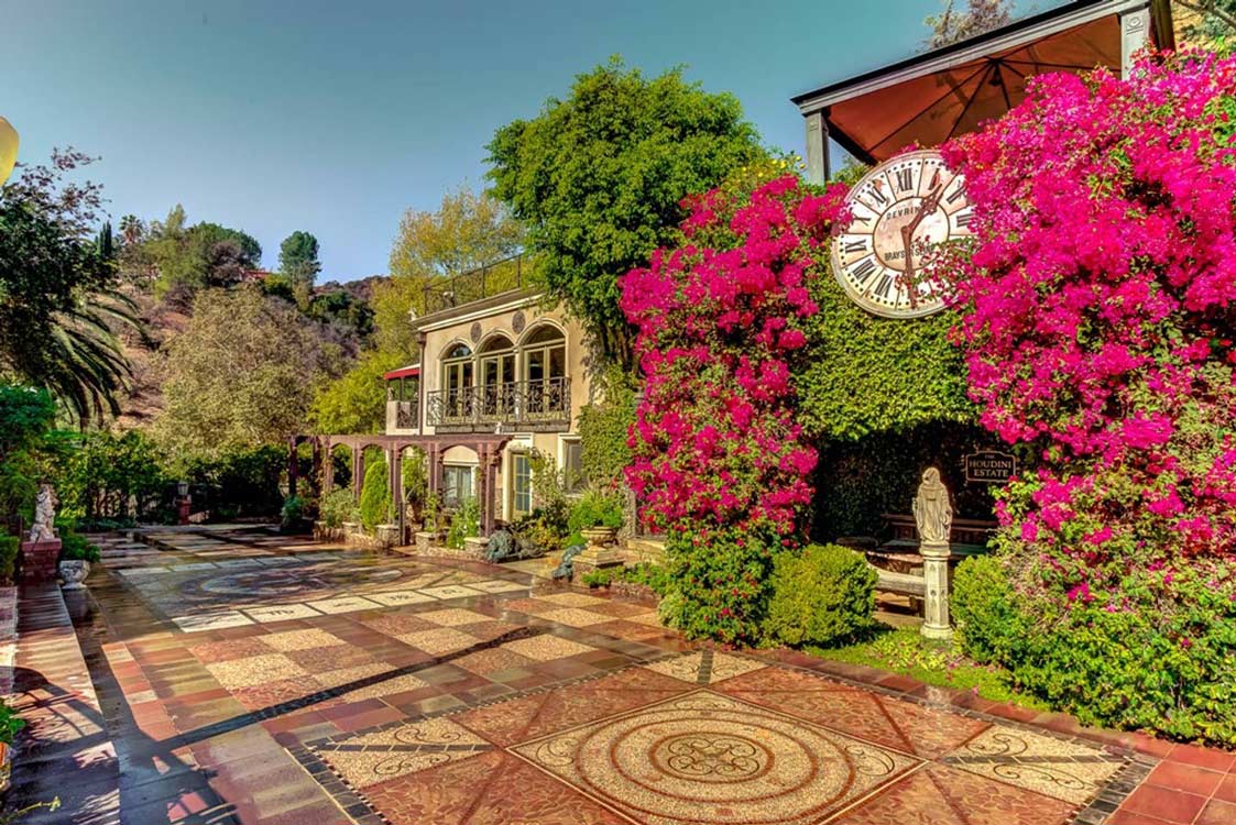 A House With A Huge Clock — Lexington, KY — Fantasy Stays