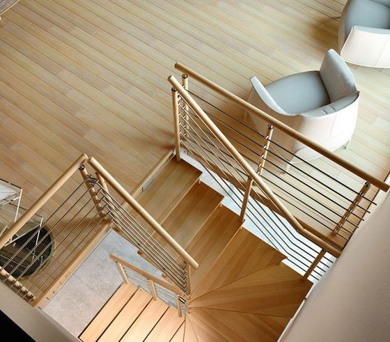 ingresso di casa con porte in legno
