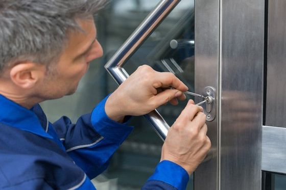 manutenzione di serratura porta per esterni
