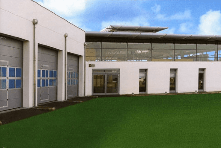 edificio industriale con porte di sicurezza