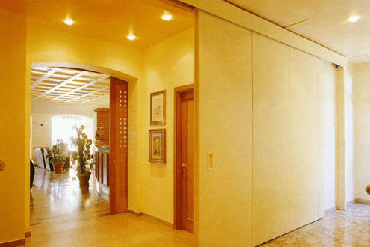 struttura pubblica con porta di sicurezza