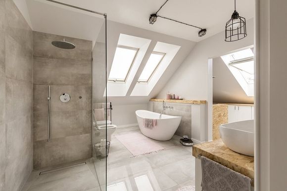 bagno con vasca e box doccia